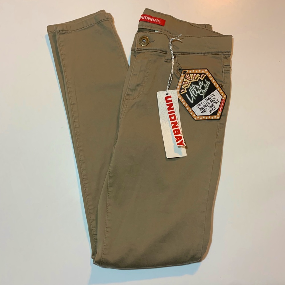 UNIONBAY 
Ultra Stretch Mid-Rise Skinny Jean
Size: Juniors 9
Color: Walnut Brown